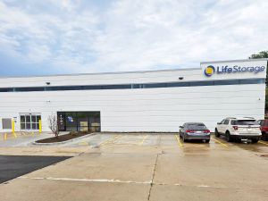 Extra Space Storage - 4181 - Lake Bluff - Albrecht Dr